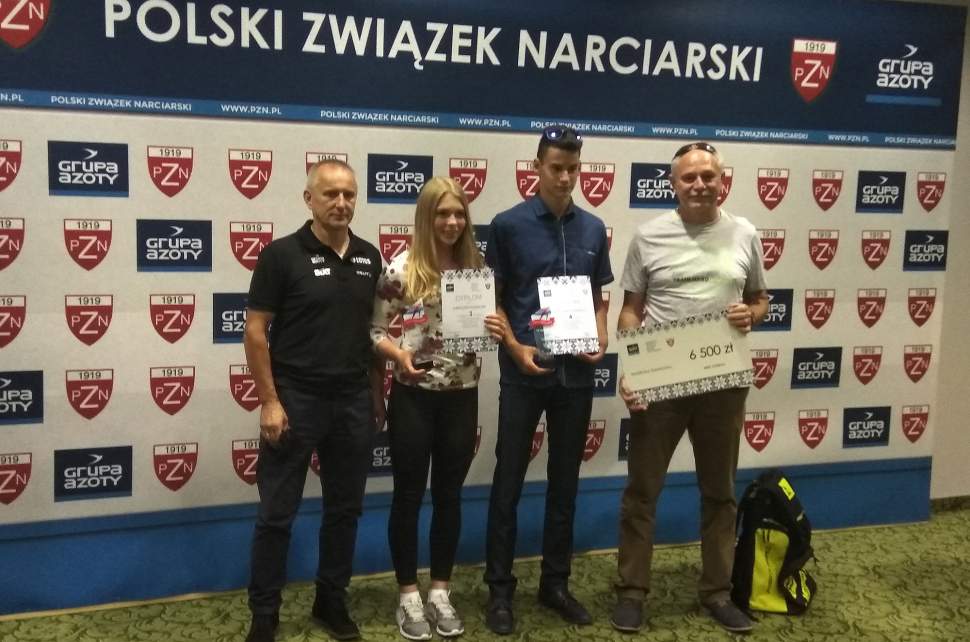 (foto: archiwum z uroczystości wręczenia nagród za cykl zawodów w biegach narciarskich - „Bieg na Igrzyska” - od lewej: Mirosław Kapaś - trener, Karolina Kukuczka, Grzegorz Zawada, Jarosław Hulawy - trener i zarazem prezes MKS Istebna))